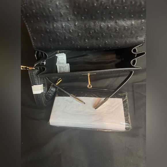 Elegant Black Handbag - Picture 3 of 6